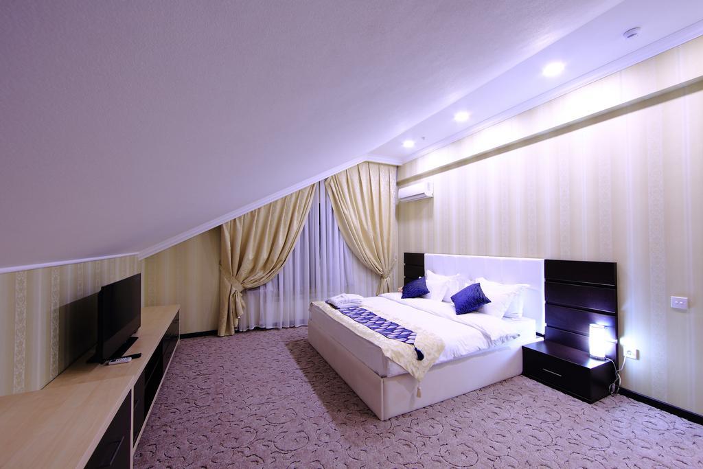Premier Hotel Bishkek Bagian luar foto
